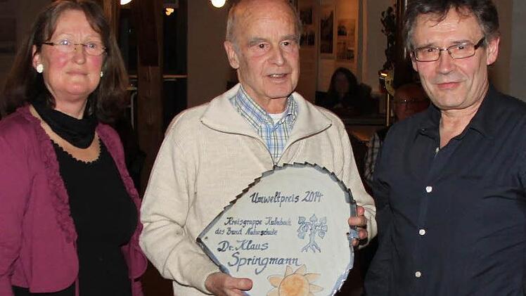 Klaus Springmann (Mitte) erhielt vom Bund Naturschutz, Kreisgruppe Kulmbach, den Umweltpreis 2014. Mit im Bild Vorsitzender Wolfgang Schenker und Schriftführerin Edith Berg. Foto: Jürgen Gärtner
