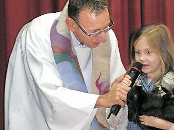 Pfarrer Battert lässt Mia-Sophia von den Vorzügen ihres Hasens berichten. Fotos:_ Amon