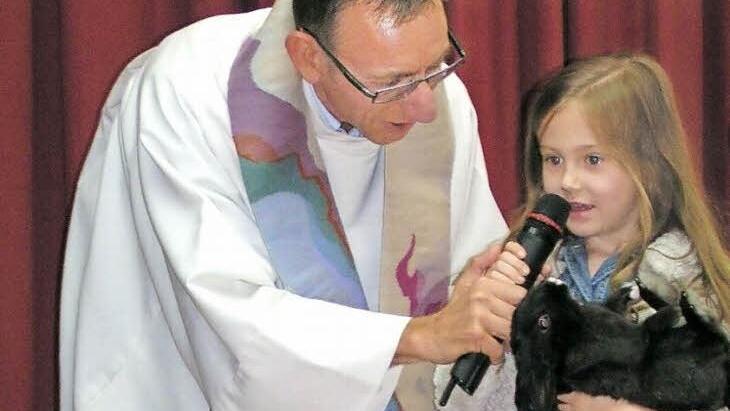 Pfarrer Battert lässt Mia-Sophia von den Vorzügen ihres Hasens berichten. Fotos:_ Amon