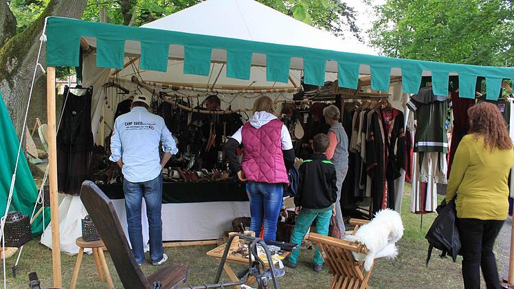 Wer noch kein Gewand hat, wird hier sicher fündig.