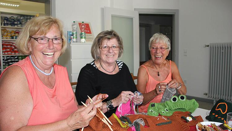 Stricken, lachen, plaudern: Die Strick-Omas Eli, Siggi und Bea (von links) haben sichtlich Spaß bei der Handarbeit. Foto: Pack
