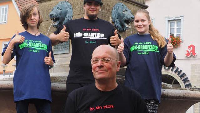 Mit stolzer Brust: T-Shirts mit einem Bekenntnis zur Rhön-Grabfelder Heimat könnten ein Renner werden nach einem umstrittenen Beitrag des Bayerischen Fernsehens über Rhön-Grabfeld. Foto: Sonja Demmler