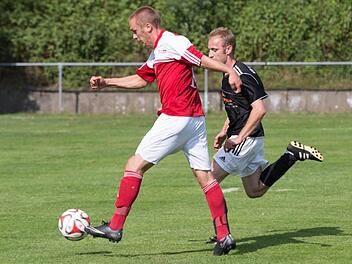 Mit neun Punkten aus vier Spielen liegt der SV Reitsch mit Neuzugang Mario Hofmann (links) im Verfolgerfeld der A-Klasse 6. Am Freitag steht die wichtige Partie gegen den ASV Kleintettau II auf dem Programm. Foto: Heinrich Weiß