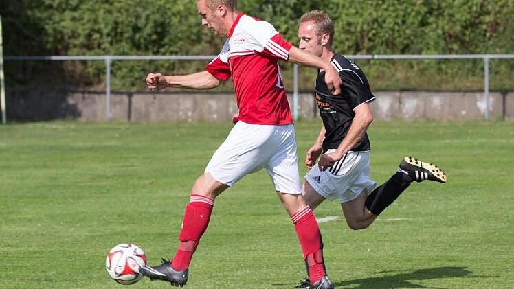 Mit neun Punkten aus vier Spielen liegt der SV Reitsch mit Neuzugang Mario Hofmann (links) im Verfolgerfeld der A-Klasse 6. Am Freitag steht die wichtige Partie gegen den ASV Kleintettau II auf dem Programm. Foto: Heinrich Weiß
