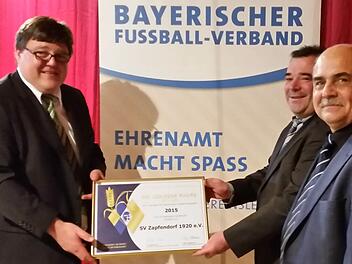 Matthias Schneiderbanger (links) nahm kürzlich eine Auszeichnung des Bayerischen Fußballverbands für den SV Zapfendorf entgegen. Der ehemalige Bürgermeister der Gemeinde ist nach seiner Verurteilung wegen Untreue erneut zum Vorsitzenden gewählt worden.  Foto: pr