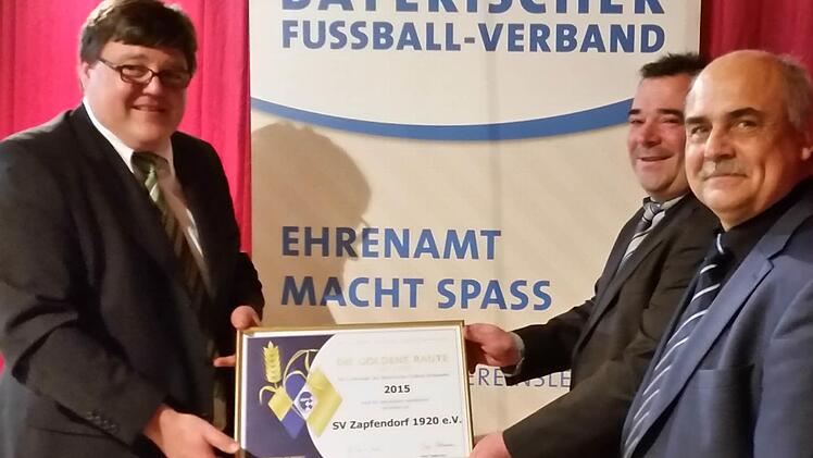 Matthias Schneiderbanger (links) nahm kürzlich eine Auszeichnung des Bayerischen Fußballverbands für den SV Zapfendorf entgegen. Der ehemalige Bürgermeister der Gemeinde ist nach seiner Verurteilung wegen Untreue erneut zum Vorsitzenden gewählt worden.  Foto: pr