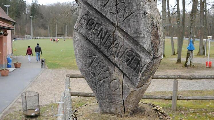 Holzdesign am Ebenhäuser Sportplatz. Foto: Hopf