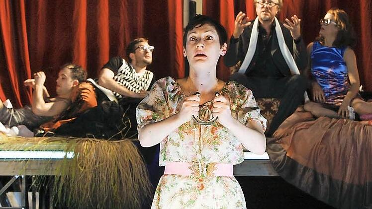 Eine verzweifelte Frau John (Julia Bartolome) und die Bürger (v. l.) Walburga (Philipp Weigand), Spitta (Julian Keck), Hassenreuter (Stefan Lorch), Frau Hassenreuter (Nicola Lembach)  Foto: Marion Bührle