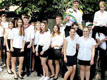 Josi Aus und Michi Hertlein wurden auf den Schultern ins Festzelt getragen. Bei ihnen hatte der Wecker beim Betzn austanzen geklingelt. Foto: sae