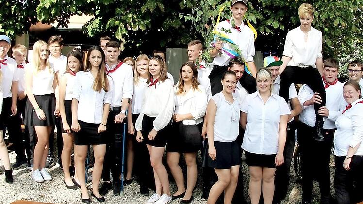 Josi Aus und Michi Hertlein wurden auf den Schultern ins Festzelt getragen. Bei ihnen hatte der Wecker beim Betzn austanzen geklingelt. Foto: sae