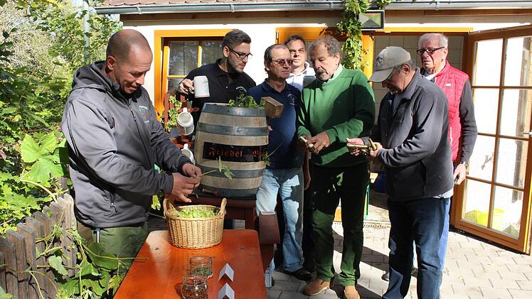 Alex Mönius beim Zupfen von  Hopfendolden.
