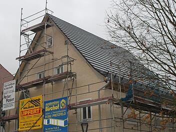 Derzeit graue statt rote Ziegel auf dem Vereinsheim in Pretzfeld. Sie müssen ausgetauscht werden. Foto: Carmen Schwind