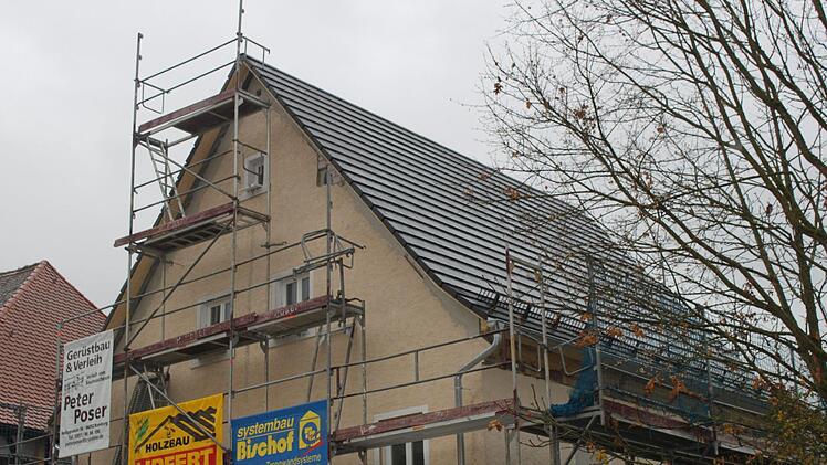 Derzeit graue statt rote Ziegel auf dem Vereinsheim in Pretzfeld. Sie müssen ausgetauscht werden. Foto: Carmen Schwind