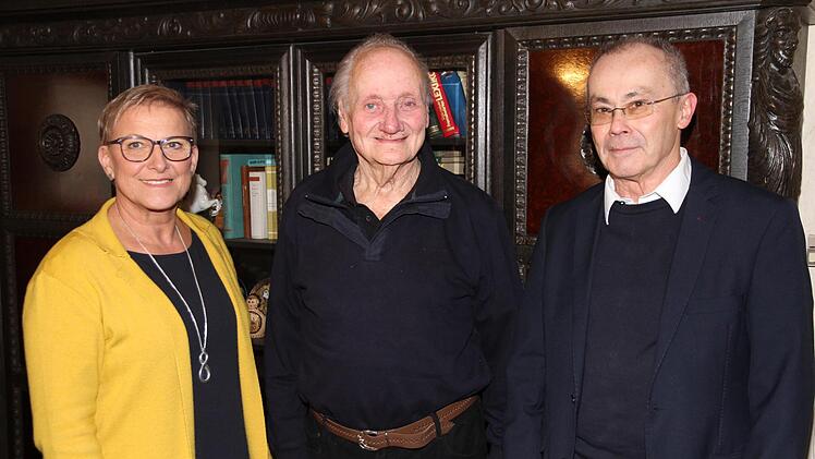 Der Jubilar (Mitte) mit Landrätin Rosi Kraus (links) und Drittem Bürgermeister Günter Honeck Foto: Mathias Erlwein