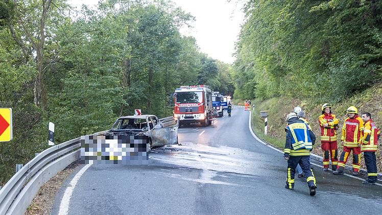 Tragischer Unfall: Motorradfahrer verbrennt nach Zusammenprall mit Auto