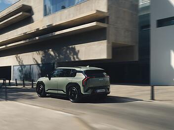 Der Kia EV3 ist ein kompakter Elektro-SUV, seine Reichweite macht ihn zum zuverlässigen Begleiter und Kurz- und Langstrecken. Verbrauchsangaben siehe Artikel (**).