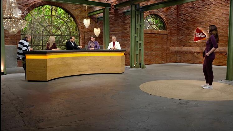 Im H&auml;ndlerraum sorgte das Familien-Collier ebenfalls f&uuml;r Aufsehen. "Oh, das ist aber sch&ouml;n", schw&auml;rmte Fabian Kahl und wirkte sichtlich begeistert. F&uuml;r ihn war das St&uuml;ck "sehr ausgefallen" - und auch sein Sitznachbar Julian Schmitz-Avila stimmte angetan zu: "Ich glaube, so etwas hatten wir hier noch nicht."