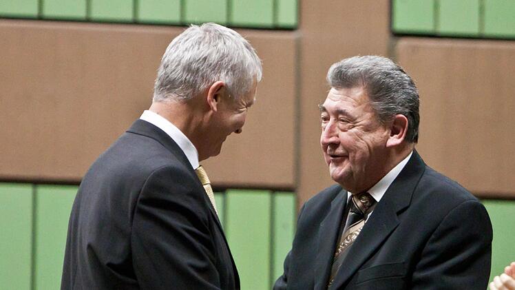 Karl Mechtold (rechts) überreicht Norbert Luche die goldene Ehrennadel des Musizierkreises.