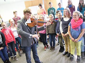 Im Rahmen der Initiative "Rhapsody in School" gastierte Bratschist Nils Mönkemeyer in der Bad Brückenauer Realschule. Foto: Angelika Silberbach
