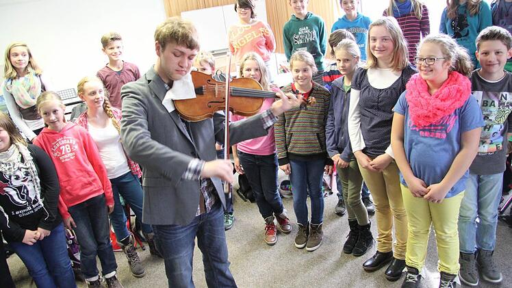 Im Rahmen der Initiative "Rhapsody in School" gastierte Bratschist Nils Mönkemeyer in der Bad Brückenauer Realschule. Foto: Angelika Silberbach