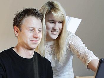 Matthias Müller ist einer der Test-Nutzer der neuen Gemeindeseiten. Bei der Einarbeitung wurde er unterstützt von Annika Unger, der zuständigen Projektassistentin der Mediengruppe Oberfranken. Foto: Jochen Nützel