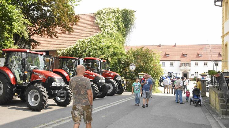 Traktoren, so weit das Auge reichte. Bis in den Schlosshof standen die landwirtschaftlichen Fahrzeuge. Alle Fotos: Schmidt