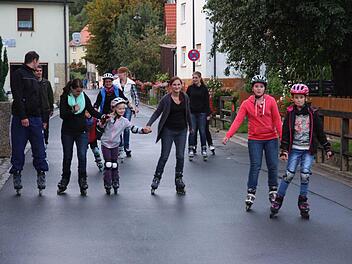 Das Neben- und Miteinander war vielen Teilnehmern der Skate Night genauso wichtig, wie die sportliche Herausforderung. Foto: Galster