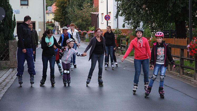 Das Neben- und Miteinander war vielen Teilnehmern der Skate Night genauso wichtig, wie die sportliche Herausforderung. Foto: Galster