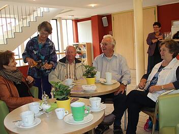 Helga Jahn (Zweite von links) bedient ihre Mitstreiter von der Ehrenamtsbörse, wenn sie Thekendienst hat. Sie alle kommen gern ins Café im Haus Contakt (von links): Sigrid Fahlbusch, Wilhelm Braunschmidt, Klaus Michanowski und Heide Braunschmidt, im Hintergrund die Koordinatorin Hildegard Mogalle. Foto: Helke Renner