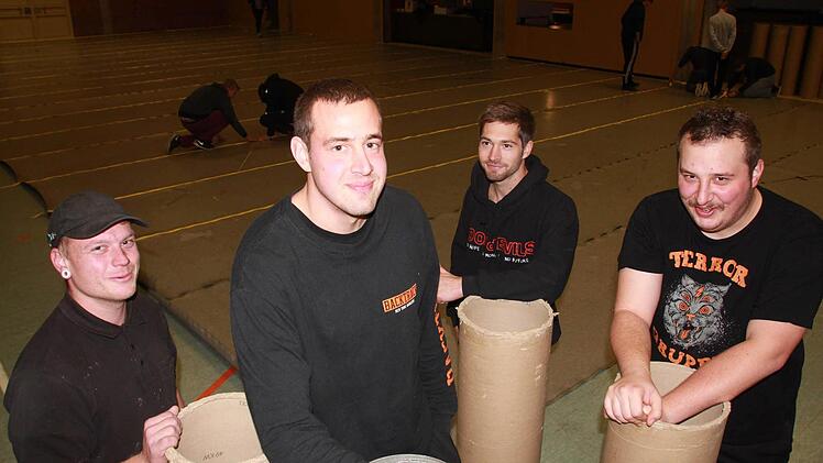 Marko Schneider, Simon Hereth, Daniel Virnekäs und Julian Hereth sind seit einigen Wochen mit der Organisation des "Stäbruch Fests" beschäftigt. Wenn es darum geht anzupacken, müssen sie nicht lange bitten: 60 Helfer sind für den Konzertabend eingespannt.  Foto: Carmen Schmitt