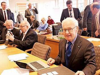 Zur Ehrung noch einmal im Kreistag: Auf den Plätzen der Kreisräte nahm Rudolf Handwerker (rechts) Platz, bevor er zum Altlandrat ernannt wurde. Neben ihm sitzen langjährige politische Weggefährten: die CSU-Kreisräte Günther Geiling und Siegmund Kerker (von links).  Foto: ks