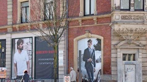 Gro&szlig;e Poster im Gesch&auml;ftshaus Mohrenstra&szlig;e/Ecke L&ouml;wenstra&szlig;e - Hinweis, dass demn&auml;chst hier etwas er&ouml;ffnet? Nein, sagt Roberto Bauer. Die Bilder werben f&uuml;r das Gesch&auml;ft in Lichtenfels. Foto: SImone Bastian