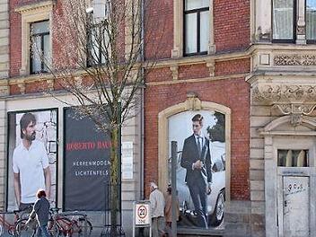 Große Poster im Geschäftshaus Mohrenstraße/Ecke Löwenstraße - Hinweis, dass demnächst hier etwas eröffnet? Nein, sagt Roberto Bauer. Die Bilder werben für das Geschäft in Lichtenfels. Foto: SImone Bastian