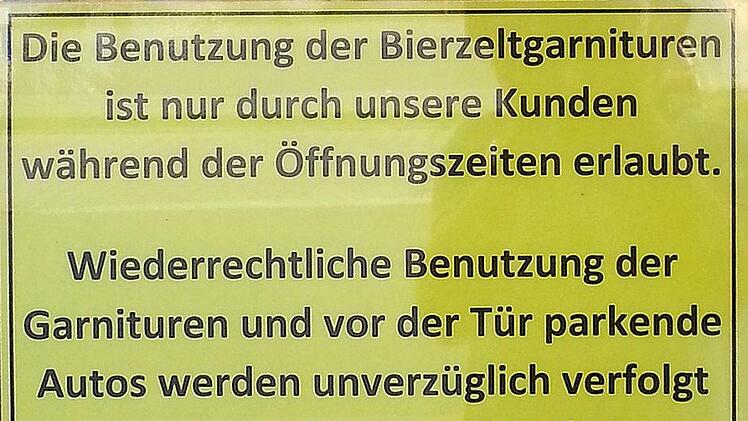 Mit diesem Plakat macht die Frankenfarm deutlich, dass die jungen Autofahrer nachts am Laden nicht willkommen sind. Foto: Peter Müller