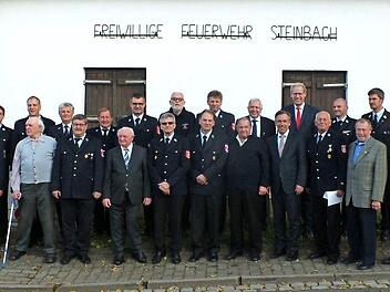 Die Geehrten der Feuerwehr Steinbach mit Politikern und Feuerwehrfunktionären. Unter anderem wurde Clemens Körner (vorne 2. v. l.) für 70-jährige Vereinszugehörigkeit geehrt. Foto: Manfred Welker