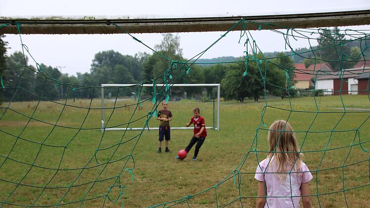 Das gibt es selbst auf rundum erneuerten Spielplätzen: Durchschnittene Tornetze im Maßbacher Ortsteil Poppenlauer.Ralf Ruppert