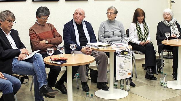 Iris Fleischhauer, Volker Friedrich, Lutz Naumann, Edmund Frey, Brigitte Maisch, Helke Renner, Christel Rückert, Oberbürgermeister Norbert Tessmer (von links)  Foto: Marieke Fiala