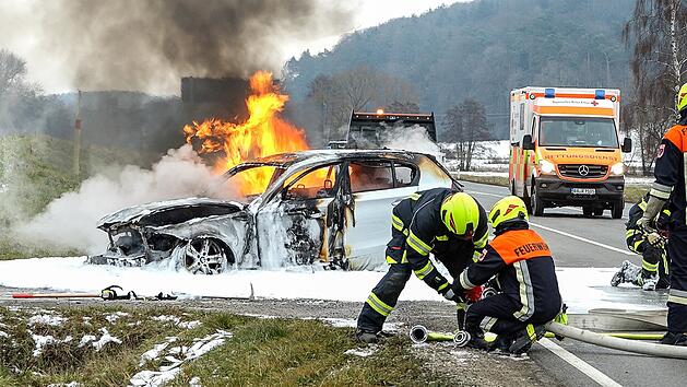 Auto f&auml;ngt Feuer