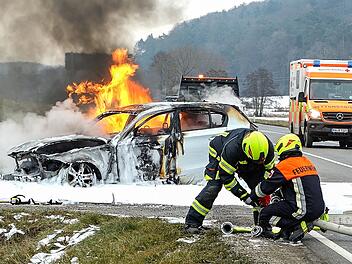 Auto fängt Feuer