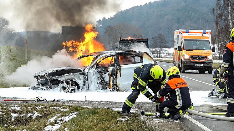 Auto fängt Feuer