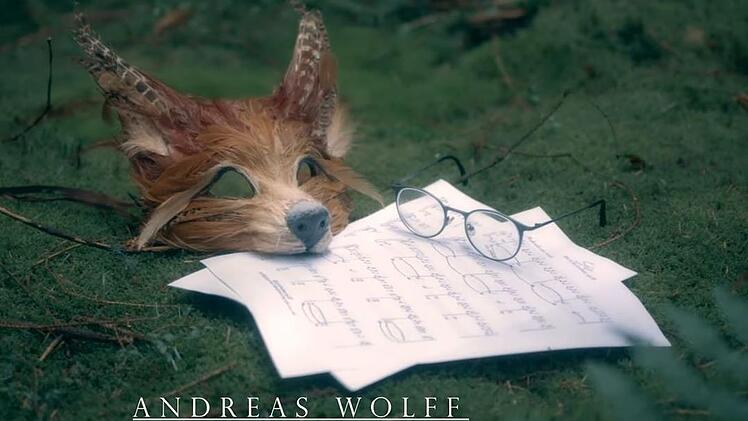 Mystische Szenerie: in dem Kurzfilm "Solo" musiziert der Coburger Pianist und Komponist Andreas Wolff mitten in einem Wald. Gedreht wurde der Streifen in Wales.Foto: Screenshot aus dem Film