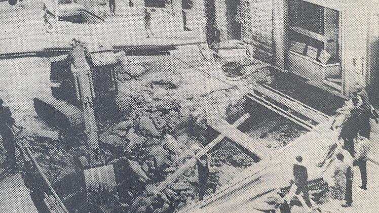 Direkt vor dem Tageblatt-Haus in der Mohrenstraße musste eine kleine Brücke entfernt werden, unter der der Hahnfluss verläuft.