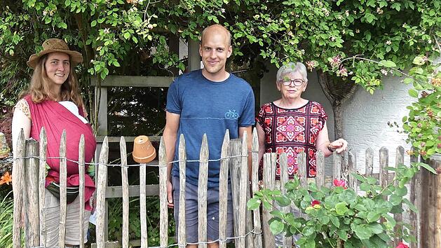 Der Garten von Birgit und Konrad Landskron wird sich am "Tag der offenen Gartent&uuml;r" als ein Garten f&uuml;r Kinder, K&uuml;nstler und Rosenliebhaber &ouml;ffnen. Im Bild von links Tochter Anika mit Ehemann Micha Schricker und Margitte Kastner, die Vorsitzende de...
