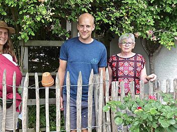 Der Garten von Birgit und Konrad Landskron wird sich am "Tag der offenen Gartentür" als ein Garten für Kinder, Künstler und Rosenliebhaber öffnen. Im Bild von links Tochter Anika mit Ehemann Micha Schricker und Margitte Kastner, die Vorsitzende de...