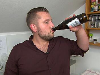 Bei so viel Vorbereitung und Brandnebel g&ouml;nnt sich Florian erst mal ein k&uuml;hles Bier.