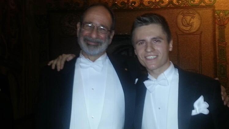 Fabian Scherer (rechts) traf Wirtschaftsnobelpreisträger Alvin Roth nach der Nobelpreisverleihung in Stockholm. "Es sind normale Leute", sagt der gebürtige Mühlhausener über die Begegnung.  Foto: privat
