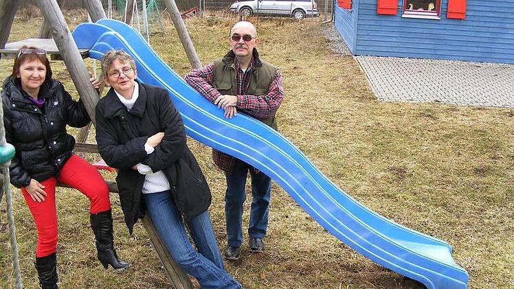 Michaela Geier, Renate Hrich und Heinz Raber sind glücklich über das große Vereinsgelände am Kieferndorfer Weg. Lediglich die Kinder des Vereins machen sich ein wenig rar. Foto: Mona Lisa Eigenfeld