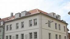 Heute: helle Farben und ein Sandsteinsockel statt Klinkern.