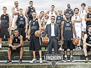 Trainer Angelos Plantzas (im Anzug) ist zuversichtlich, mit einem eingespielten Team und ein paar echten Verstärkungen wieder eine gute Rolle in der Basketball-Regionalliga spielen zu können.  Foto: privat