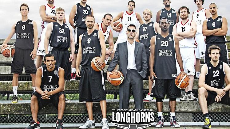 Trainer Angelos Plantzas (im Anzug) ist zuversichtlich, mit einem eingespielten Team und ein paar echten Verstärkungen wieder eine gute Rolle in der Basketball-Regionalliga spielen zu können.  Foto: privat